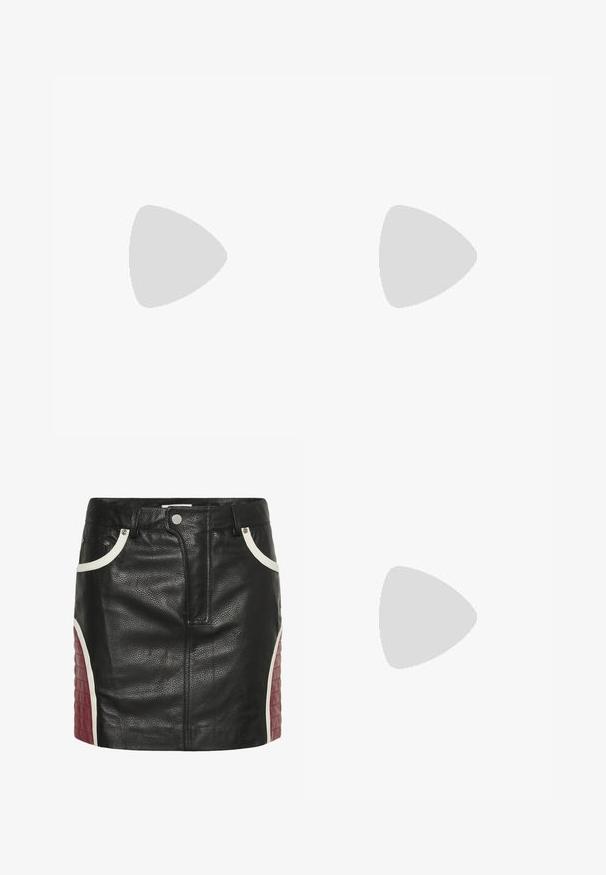 Hvid bomulds t-shirt med korte ærmer, rund halsudskæring, med "GUESS" trykt i grå og et rødt trekantet logo i midten.; Sort læder mini nederdel med hvide og maroon detaljer, med en struktureret overflade, fem lommer og en sølv trykknaplukning.; Sort højhælet sandal lavet af glat læder, med en bred frontrem, ankelrem med guldspænde og en chunky firkantet hæl.; Sort tekstureret læder skuldertaske med guldfarvet lynlås, justerbar rem og guld "GUESS" logo foran i midten.