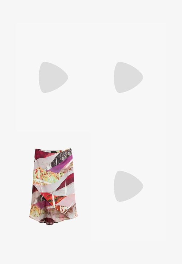 Ingekorte ritsjack met lange mouwen in een meerkleurig geribbeld patroon met roze, paarse en blauwe strepen. Zilveren ritsdetails aan de voorkant.; Midi-rok met abstracte meerkleurige print in rood, roze, paars, geel en wit, met gelaagde stof en een subtiele A-lijnsilhouet.; Bruine enkellaars met spits toelopende neus en lage kittenhak, gemaakt van glad materiaal, getoond tegen een effen achtergrond.; Handtas met bruine leren band en meerkleurige leren bloemenpatches die het hoofdlichaam bedekken in verschillende herfsttinten.