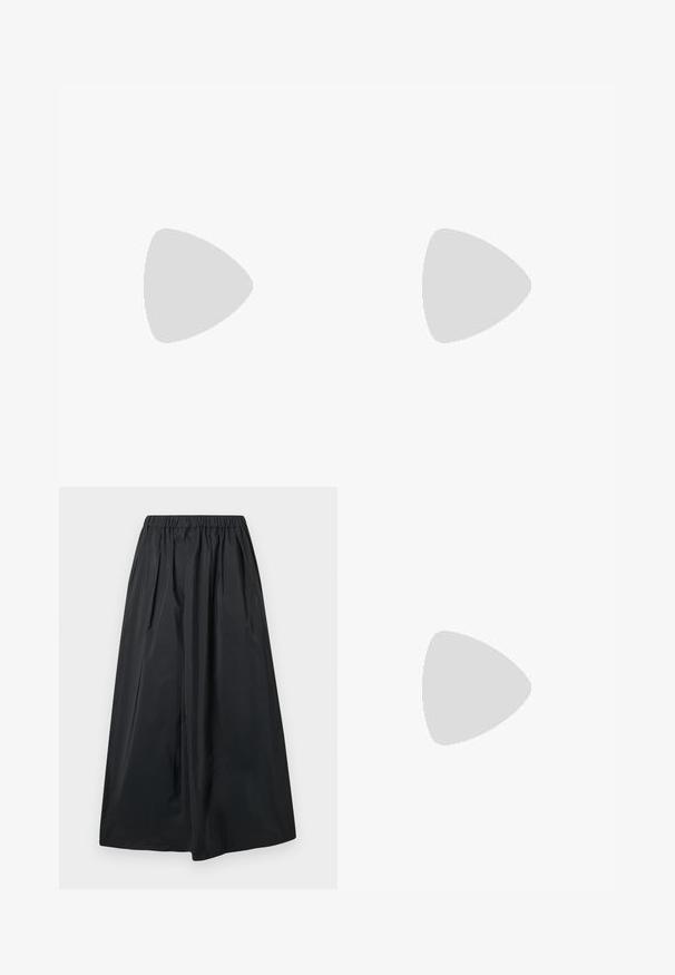 Zwarte geribde top met korte mouwen en een V-hals ontwerp, met een getailleerde pasvorm en een gladde textuur. Eenvoudig en veelzijdig te combineren.; Zwarte wijde-rokken van lichte stof, met een elastische tailleband, plooien en een gladde textuur, zonder zichtbare patronen of accenten.; Zwarte leren ballerina met een spitse neus, minimalistisch design, dunne enkelband en gouden gesp-accent. Soepele textuur en laag profiel.; Donkerbruine leren crossbodytas met een brede verstelbare band en goudkleurige details op een effen lichte achtergrond.
