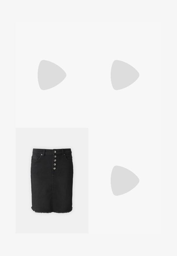 Sort hæklede tanktop med V-udskæring, tynde stropper og et struktureret mønster med jævne rækker. Velegnet til lag-på-lag eller afslappet brug.; Sorte denimnederdel med høj talje, fem-knaps lukning foran, forlommer og en flosset kant. Har en tætsiddende silhuet.; Sort sandal med to justerbare remme, sølvspænder og en korksål på en struktureret sort gummisål.; Rosaguldne runde stud øreringe med en børstet finish, der har gennemsigtige bagsider for sikker bæring. Enkel og minimalistisk design.