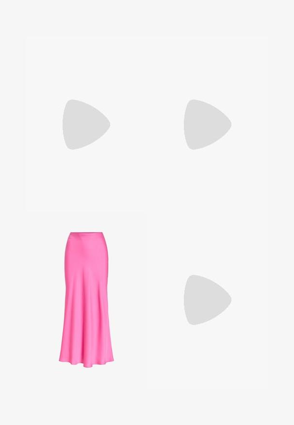Top rosa de manga corta con diseño envolvente, pliegues texturizados y encaje en el escote y las mangas. Cintura elástica para un mejor ajuste.; Falda midi de satén rosa brillante con cintura ajustada y ligero vuelo hacia el dobladillo, tela lisa y brillante, sin estampados ni adornos.; Zapato de salón con tira trasera en charol crema brillante, con punta afilada y tacón cuadrado grueso para mayor estabilidad. Diseño minimalista, sin adornos.; Bolso pequeño de hombro color rosa pastel con correa ajustable y detalle de lazo en el frente con extremos dorados sobre un fondo liso.