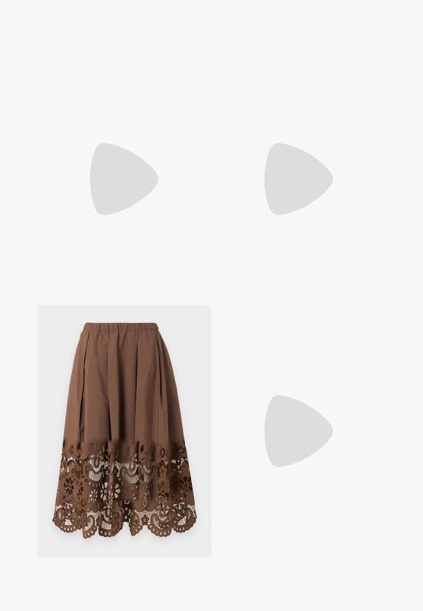 Rabanne T-shirt imprimé - beige/kaki/brique/noir; Jupe midi marron avec taille élastique et détails en dentelle florale découpée le long de l'ourlet.; Sandale plate marron foncé avec des brides texturées, boucle à la cheville et design à bout ouvert sur un fond clair uni.; Sac rectangulaire avec motif floral jaune et noir et anse tressée jaune et rose sur fond blanc.