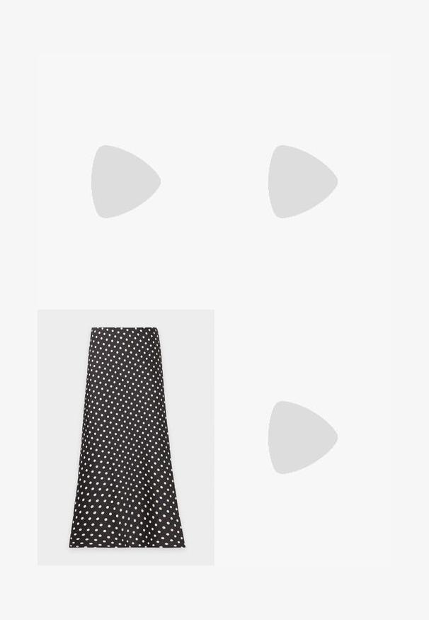Camiseta negra de manga corta hecha de una tela suave, con un cuello redondo y un corte relajado, con dobladillo cosido y sin patrones visibles.; Falda negra de corte en línea A con lunares blancos distribuidos de manera uniforme por toda la tela, mostrada extendida sobre un fondo blanco.; Zapato de tacón con tirante en negro de charol, punta afilada, tacón alto y delgado, y doble tira elástica para un ajuste seguro. Superficie suave y brillante.; Bolso de mano de cuero negro con forma rectangular, equipado con un asa estructurada, herrajes en plata y cierre de cremallera. Textura suave.