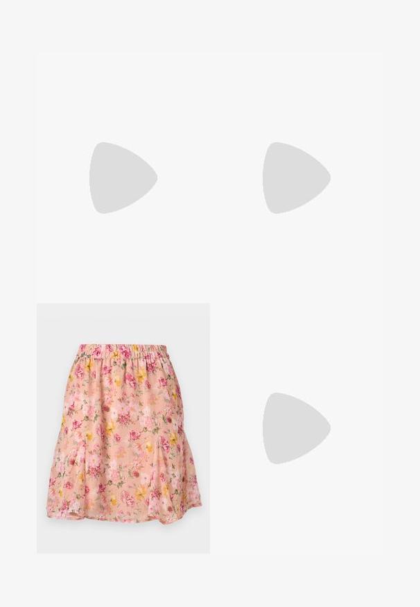 Zwart tanktop met een kanten overlay bij de halslijn, voorzien van een V-vormig ontwerp en een ritssluiting aan de achterkant. Glad textuur van de stof.; Bloemenrok in lichtroze stof met elastische tailleband, voorzien van meerkleurige bloemen, een uitlopende vorm en een lichte textuur.; Zwarte spitse ballerina met twee kleine zilveren gespen zwevend boven asfalt bij een achtergrond van betegelde muur.; Zwarte leren handtas met een gebogen vorm, een enkele schouderband, ritsluiting en subtiele branding aan de voorkant. Glad textuur, minimalistisch ontwerp.
