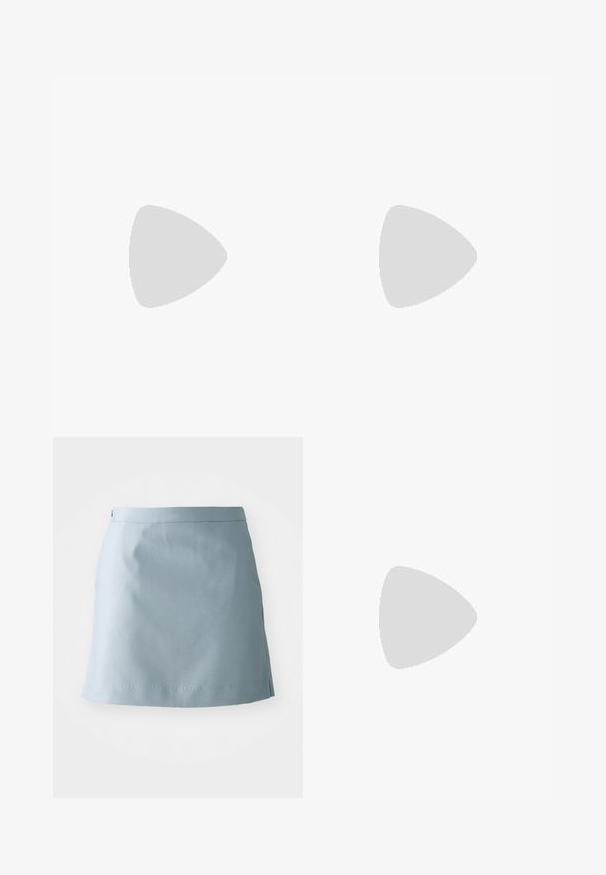 Gestreept T-shirt met korte mouwen, met zwart-witte ribbelstructuur, ronde halslijn en klein rood logo op de linkerborst.; Lichtblauwe rok van gladde stof, met een rechte snit, een smalle tailleband en minimale stikdetails aan de zoom.; Zwarte lederen damessandaal met dunne riempjes, vierkante neus, verstelbare enkelgesp en uitgewerkte hak van gemiddelde hoogte.; Zwarte leren handtas met een gebogen silhouet, geplooide zijkanten, gevlochten handvat en een lange dunne riem tegen een witte achtergrond.
