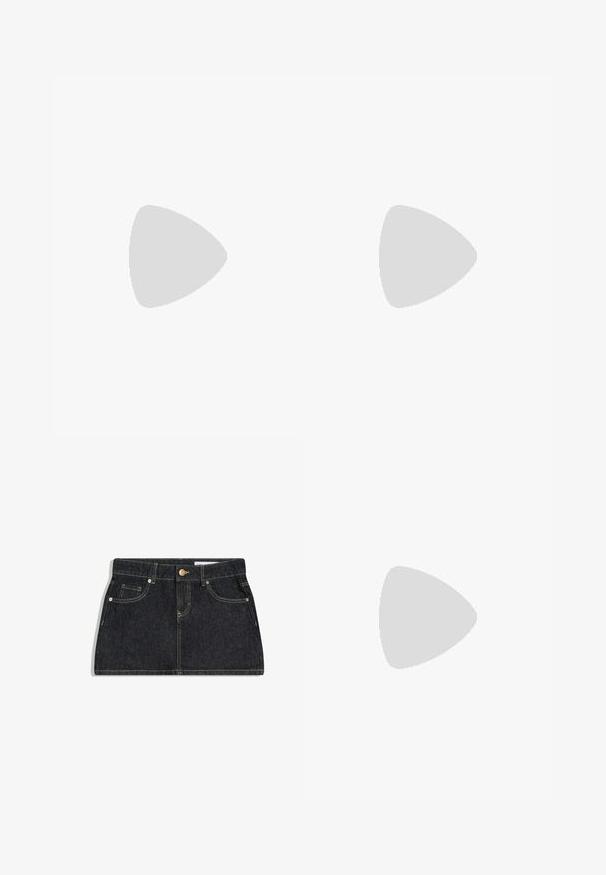 Klar rød kortærmet bomulds-T-shirt med rund hals, vist fladt uden synlige mønstre eller logoer undtagen en lille indvendig halslabel.; Sort denim mininederdel med frontlommer, bæltestropper, knaplukning og kontrastsyning på hvid baggrund.; Sort spids tå læder slingback sko med mellem-høj blokhælkappe med gulddetalje, placeret ved siden af en metalreol og bøger på en reflekterende gulv.; Brun ruskind halv-måne taske med mørkebrune læderdetaljer, guldfarvet hardware og kort skulderrem.