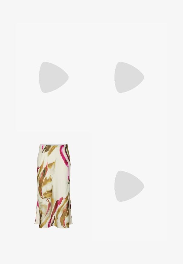 Blusa blanca de manga larga con un cuerpo ajustado, fruncidos en las mangas y un detalle decorativo de lazo en el escote. Tela suave y lisa.; Falda crema con patrones abstractos fluidos en rosa, dorado y marrón, con una silueta suave y ligeramente acampanada.; Bota de cuero marrón hasta la rodilla con una textura suave, punta afilada, tacón bajo en cuña y un acabado ligeramente arrugado.; Pequeño bolso rectangular tejido con rayas rojas y beige, cierre circular dorado y cadena dorada para el hombro.