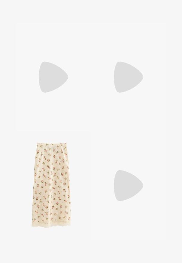 Even&Odd by Zalando T-shirt à manches longues - off white; Jupe midi de couleur crème avec motif floral de roses roses et bordure en dentelle le long de l'ourlet, coupe droite et texture lisse.; Chaussures espadrilles à compensée en toile beige avec semelles en corde tressée et liens à nouer autour de la cheville, vues de profil sur fond blanc.; Sac à main tressé rond en paille naturelle avec une finition texturée. Dispose d'une bandoulière en cuir marron lisse et d'une poignée circulaire.