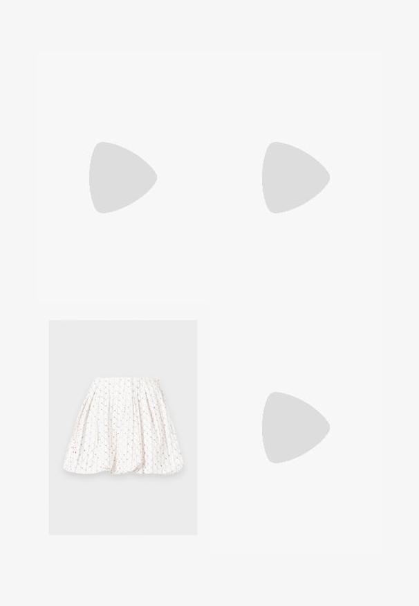 Haut sans manches en maille côtelée rose avec un col carré haut et une silhouette ajustée, présenté sur un fond gris neutre.; Jupe plissée blanche avec un motif délicat de sequins dorés et beiges disposés en lignes verticales et petits groupes.; Sandales à strapes en cuir verni noir avec un bout carré et un petit talon carré. Présente des accessoires en métal doré et des brides de cheville réglables.; Sac à main en daim bleu foncé avec des coutures blanches, une poignée découpée, une bandoulière à motif et de longues franges des deux côtés.