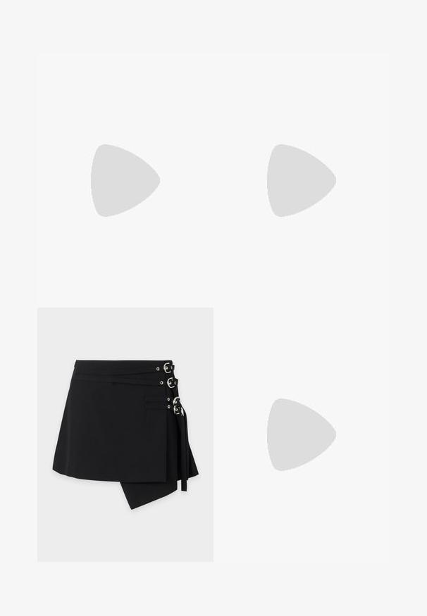 T-shirt blanc à manches courtes avec logo "MK" doré clouté centré sur la poitrine et motif logo noir contrastant à l'intérieur de l'encolure.; Jupe asymétrique noire avec trois sangles à boucle argentée sur le côté droit et détail en tissu superposé.; Sandale à talon haut noire avec une bride étroite à la cheville, bout carré, cuir lisse et accent de boucle métallique.; Sac à bandoulière en cuir noir Michael Kors avec fermeture éclair supérieure, poche avant zippée en diagonale, poche à rabat avec bouton-pression et détail en chaîne argentée.