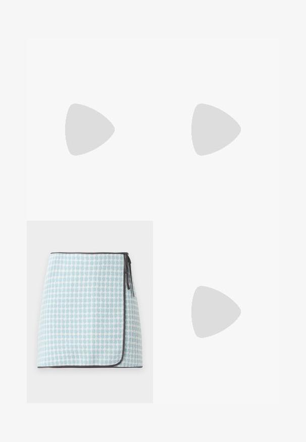 Haut asymétrique blanc avec une seule bretelle, texture lisse, design ajusté et look épuré et minimaliste. Pas de motifs ou d'accents supplémentaires.; Jupe en motif à carreaux bleu clair et blanc, avec une texture douce et une bordure contrastante sombre. Se ferme par des nouettes sur le côté.; Botte blanche hauteur genou en matériau lisse avec un bout pointu et un talon noir fin. Présente un design épuré et un marquage minimal.; Petit sac à main blanc avec poignée supérieure, bandoulière amovible et fermoir rectangulaire doré sur la rabat avant.