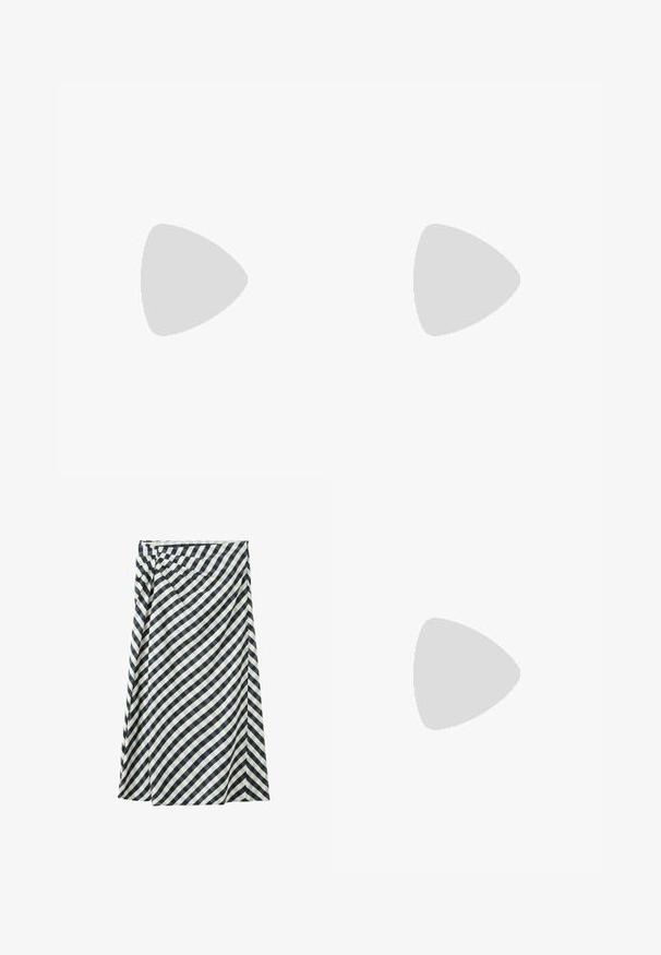 Robe en coton avec des manches courtes et volantées, fond crème et pois noirs éparpillés. Taille froncée créant une forme évasée.; Jupe midi à carreaux diagonaux noir et blanc avec style portefeuille et légères plis sur le côté gauche.; Mule noire à bout ouvert avec fines brides, détail nœud, petit talon kitten et motif à pois blancs sur les brides et la semelle.; Petit sac à main noir brillant avec deux longues anses et des détails à cordon sur les côtés sur un fond clair uni.