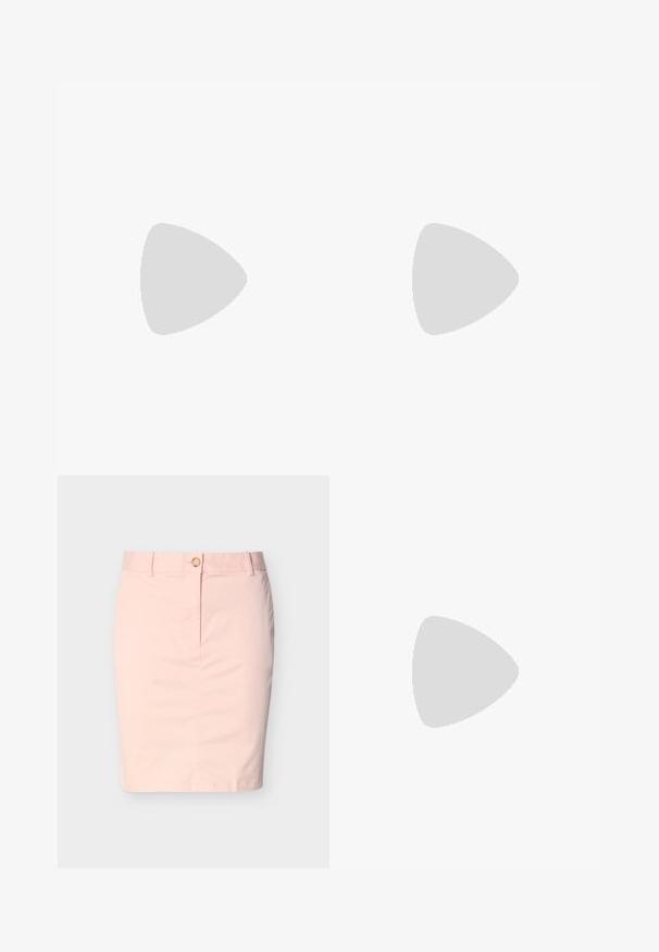 T-shirt en coton rose clair avec col rond, manches courtes et petit logo sur la poitrine. Texture lisse, design décontracté.; Jupe crayon rose clair longueur genou avec passants de ceinture et fermeture avant à boutons sur fond blanc uni.; Baskets basses blanches avec œillets dorés, logo doré sur le côté et col rembourré, présentées de profil sur fond blanc.; Boucle d'oreille en argent avec une finition polie, présentant de petits détails en or et de forme ronde, portée sur le lobe.