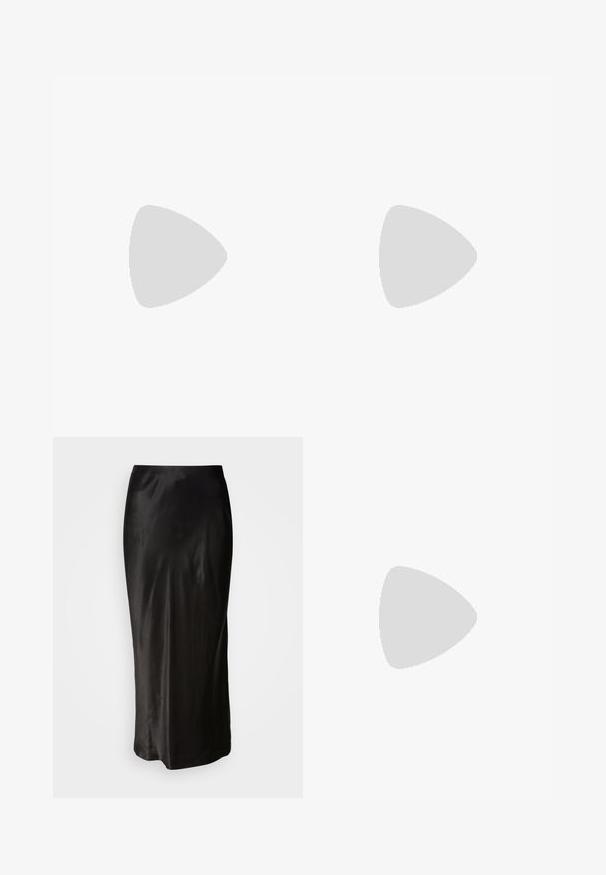 AllSaints ANNA SNAKE TEE - T-shirt print - black; Zwarte satijnen rok met een gladde textuur. Vloerlange uitvoering met een strakke taille en een lichte flare aan de zoom. Geen zichtbare patronen of hardware.; Zwarte laklederen sandaal met hakken, dunne gekruiste bandjes en een slanke, middelhoog stilettohak op een witte achtergrond.; Zwarte glanzende Calvin Klein handtas met gouden rits en korte band tegen een effen witte achtergrond.