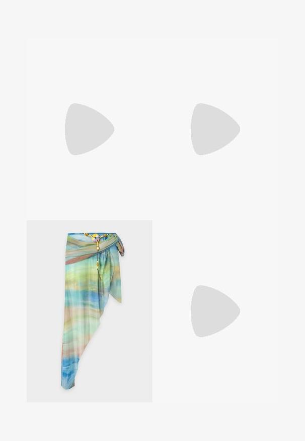 Ingekorte ritsjack met lange mouwen in een meerkleurig geribbeld patroon met roze, paarse en blauwe strepen. Zilveren ritsdetails aan de voorkant.; Asymmetrische doorzichtige wikkelrok met blauw, groen en beige gradientpatroon, vastgemaakt met een decoratieve kralenriem en ronde gesp.; Glad, blauw, golvend getextureerd object in de vorm van een abstracte schelp of peul, liggend op een wit oppervlak.; Rechthoekige crossbodytas met verstelbare donkerbruine riem, voorzien van geweven textiel in een rood-oranje-bruin verloop met klein logo.