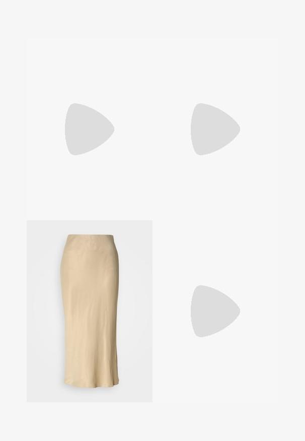 AllSaints ANNA SNAKE TEE - T-shirts print - black; Beige satin midi nederdel med en glat, skinnende tekstur. Tæt talje med en udvidet nederste kant, der har et minimalistisk design uden synlige mønstre.; Sort læder slingback-sko med spids tå, gyldne nitteaccents langs kanten og en beskeden hæl. Glat tekstur og slankt design.; Brun læder skuldertaske med en enkelt strop, lille gyldent Coach-logo foran og et matchende lædermærke fastgjort til stroppen.