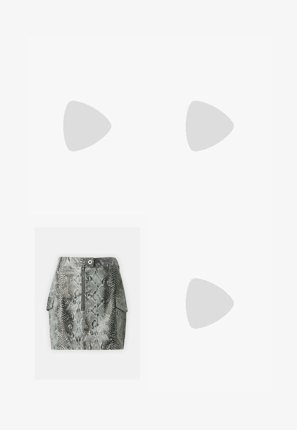 Sort fuzzy stof top med tynde stropper. Tekstureret overflade, firkantet form og let design. Enkel, monokrom farveskema.; Grå skindsnakmønstre mini nederdel med lynlås foran, der har cargolommer på siderne og en glat overflade.; Sorte laklæder sandaletter med åben tå, der har et buet overdesign og en spids stilethæl. Glat, blank finish.; Sort læderhåndtaske med en kædestrop, struktureret form og et sølvlogo. Glat overflade med flaplukning.