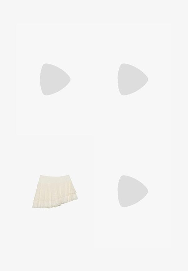 Haut marron à manches longues avec un décolleté en scoop, arborant de grands pois blancs et un détail froncé à la taille pour un look ajusté.; Mini-jupe en dentelle crème avec des détails de volants superposés et un ourlet asymétrique.; Botte de cowboy haute en cuir marron foncé avec motifs décoratifs cousus, bout pointu et talon bloc empilé.; Sac à main en cuir marron foncé avec double poignée, poche avant zippée, boucles décoratives et nœuds latéraux sur fond blanc.