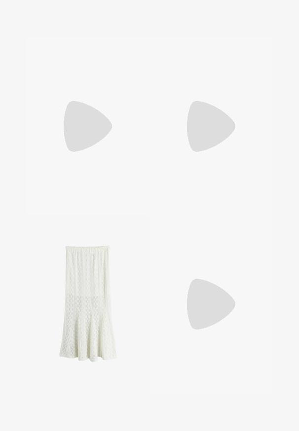 Grijze T-shirt met korte mouwen en ronde hals, gemaakt van zacht katoen, met een ontspannen pasvorm en minimale stikdetails.; Witte kanten midi rok met elastische tailleband en uitlopende zoom, met een bloemen- en geometrisch patroon over de hele stof.; Witte Puma sneaker met dikke zool, oranje en gele zijstreep en witte veters, zijaanzicht op een witte achtergrond.; Witte canvas handtas met twee bovenhandvatten en een verstelbare schouderband. Zwart afgedrukte tekst leest "KARL LAGERFELD PARIS 21 RUE ST-GUILLAUME."