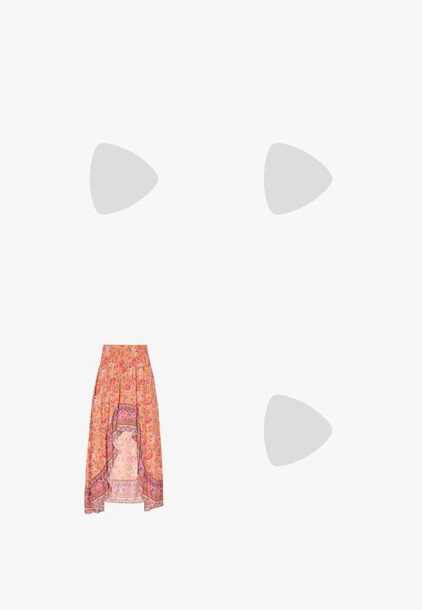 Roter gestrickter BH-Top mit V-Ausschnitt, dünnen Trägern, strukturiertem Muster mit Löchern und einem figurbetonten Bündchen am unteren Ende.; Florale Maxiröhre mit einem gerafften Taillenbund, in Orange mit rosa und roten Blumen sowie kontrastierenden gemusterten Saumdetails.; Taupefarbener Wildleder-Stiefelette mit Fransen, spitzer Zehenpartie und gestapeltem Blockabsatz vor weißem Hintergrund.; Braune Wildleder-Umhängetasche mit langen Fransen an den Seiten und am unteren Rand, verziert mit kleinen Metallnieten entlang der vorderen Kanten.