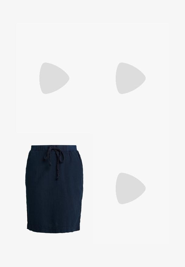 Witte T-shirt met korte mouwen en V-hals, gemaakt van zachte stof, met een relaxte pasvorm en rechte zoom met minimale stikdetails.; Navy blauwe rok met elastische tailleband en verstelbaar trekkoord. Gemaakt van lichtgewicht stof, met een middelmatige lengte en zijnaad.; Witte leren sneaker met veters die boven een houten bank zweeft, met groen lang gras dat op de achtergrond vervaagd is in de buitenlucht.; Zilveren metalen oorbellen met twee in elkaar grijpende cirkels, een grotere en een kleinere, met een geborstelde afwerking en schroefsluitingen.