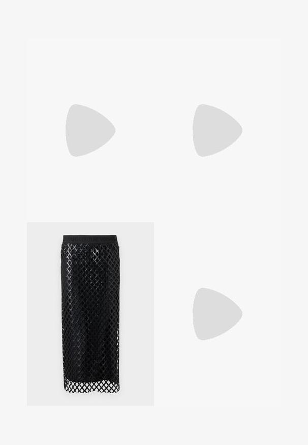 Maillot de bain une pièce noir avec des bretelles croisées ajustables, un détail froncé à l'avant et des ouvertures de jambes haute. Texture lisse et design minimaliste.; Jupe midi noire avec superposition en treillis de sequins brillants et taille élastique ornée d'un logo embossé.; Pompe à talon haut en cuir noir avec bout pointu ; présente une accentuation métallique dorée sur le capuchon. Surface lisse avec un design épuré.; Sac à bandoulière en cuir verni noir de forme incurvée, logo doré "LOVE MOSCHINO" sur le devant, et bandoulière ajustable avec ferrures dorées.