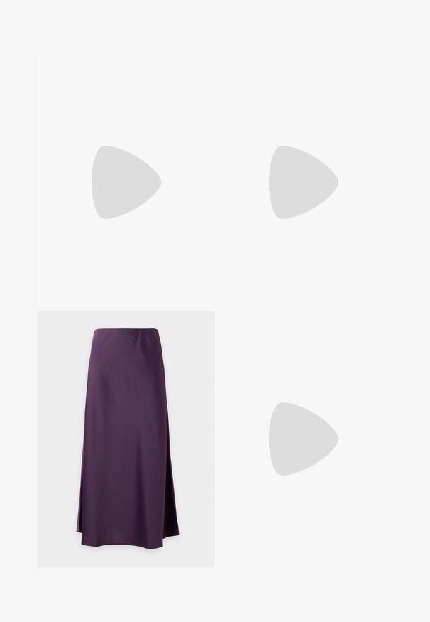 Brun ribbet strik top med korte ærmer, rund halsudskæring og cropped design. Den strukturerede stof fremhæver lodrette linjer gennem hele toppen.; Simpel lilla lang nederdel med en let sidelomme, glat stof og lige snit mod en hvid baggrund.; Sorte flade sandaler med tynde justerbare stropper, rektangulær tåpost og en struktureret mat finish. Har en lav, let firkantet hæl.; Denim taske med en buet form, der har et navy og lyseblåt zebra-stribemønster, hvid strop og brandlogoet tydeligt præsenteret.