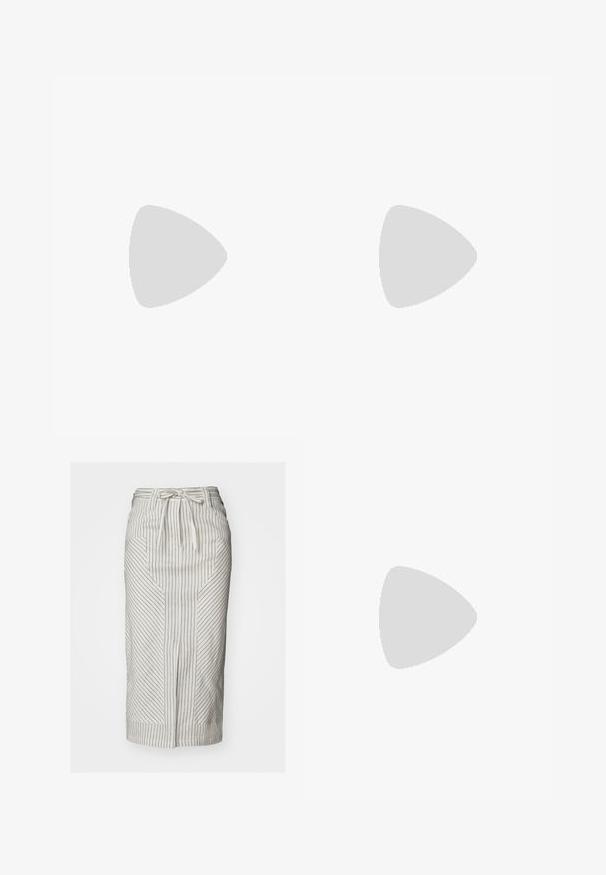 Polo gris de algodón con un cuello clásico, mangas cortas y un pequeño logo blanco en el lado izquierdo del pecho. Detalle de tapeta con dos botones.; Falda blanca con rayas negras verticales, con un lazo en la cintura, forma alargada y bolsillos angulados. La tela parece ligera con una textura suave.; Sandalia de tacón de cuero blanco con una tira ancha y separador de dedos, mostrada al aire libre sobre una superficie de madera y baldosas de grava con vegetación al fondo.; Bolso de hombro de cuero negro con relieve de cocodrilo, asa superior e impresión del logo en el frente.