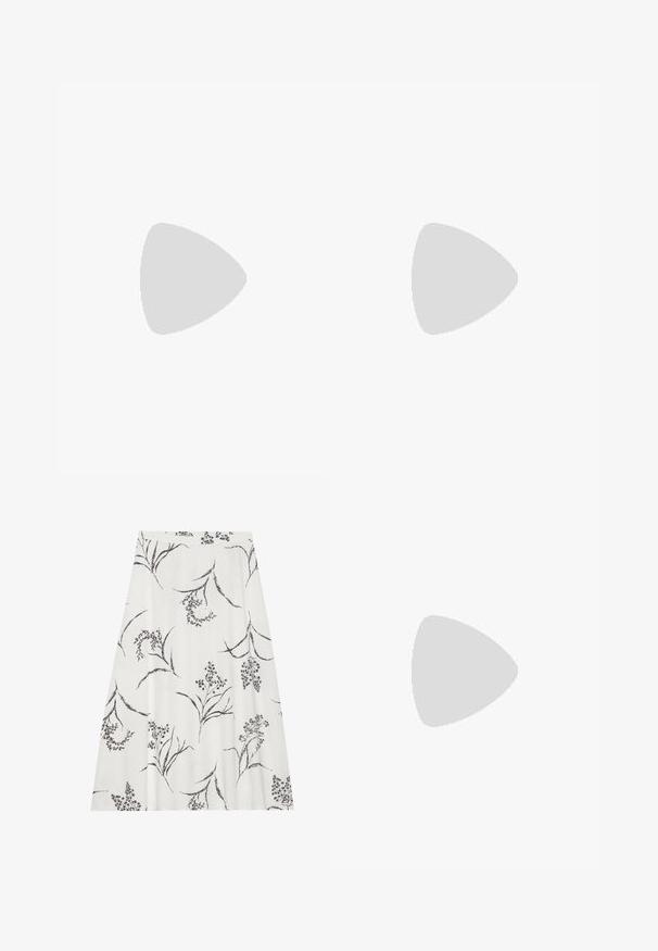 Top negro de manga larga con detalles fruncidos, cuello alto y dobladillo peplum acampanado. Fabricado con una tela texturizada y puños con volantes.; Falda blanca con un patrón floral en negro. Forma en A con una cinturilla. Tejido ligero con una textura suave.; Zapatos Mary Jane de cuero negro con puntera de charol, correa de tobillo ajustable y tacón bajo. Textura suave y diseño elegante.; Bolso de hombro de cuero negro con una sola correa y un pequeño detalle de hebilla dorada en la parte delantera sobre un fondo claro y liso.