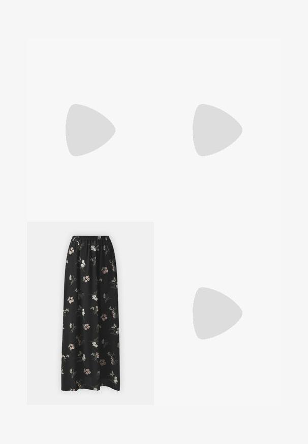 Sort bomulds-t-shirt med rund hals, korte ærmer og et lille rødt hjerte broderet på venstre brystområde.; Vero Moda Tall VMEASY SKIRT - Maxinederdele - black; Sorte hælede sandaler med flere tynde stropper og en bred blokhæl. Slank design med en mat overflade. Sålens fodbed har en let kurve.; Sort læderhåndtaske med en triangular form, skrå klap og et rundt håndtag. Har en glat overflade og minimalistiske design detaljer.