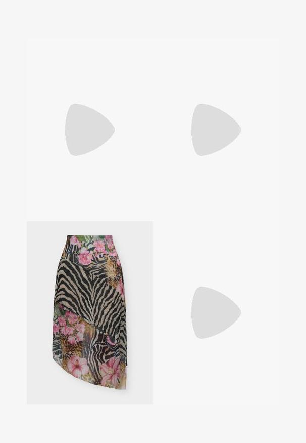 Rabanne T-shirt print - beige/kaki/brique/noir; Rok met gelaagd doorschijnend stof met zwarte en beige zebrastripes, luipaardvlekken en roze bloemenpatronen met knoopdetails.; Roze leren platte schoen met elastische hiel zwevend boven grijze asfaltgrond, betegelde muur op de achtergrond.; Een paar glanzende bruine druppelvormige oorbellen met subtiele donkerdere patronen op een witte achtergrond.