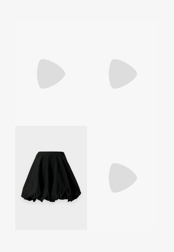 Haut court noir côtelé à manches courtes avec col en V, en tissu extensible, présenté à plat sur fond blanc.; Jupe patineuse noire avec une taille cintrée et une forme évasée et fluide. Fabriquée en matériau léger, avec une texture lisse et un design fluide.; Bottes noires en cuir montant jusqu'au genou, avec un talon fin, un bout pointu et des détails de lanière à la cheville. Texture lisse et design ajusté.; Petit sac à main noir brillant avec deux longues anses et des détails à cordon sur les côtés sur un fond clair uni.