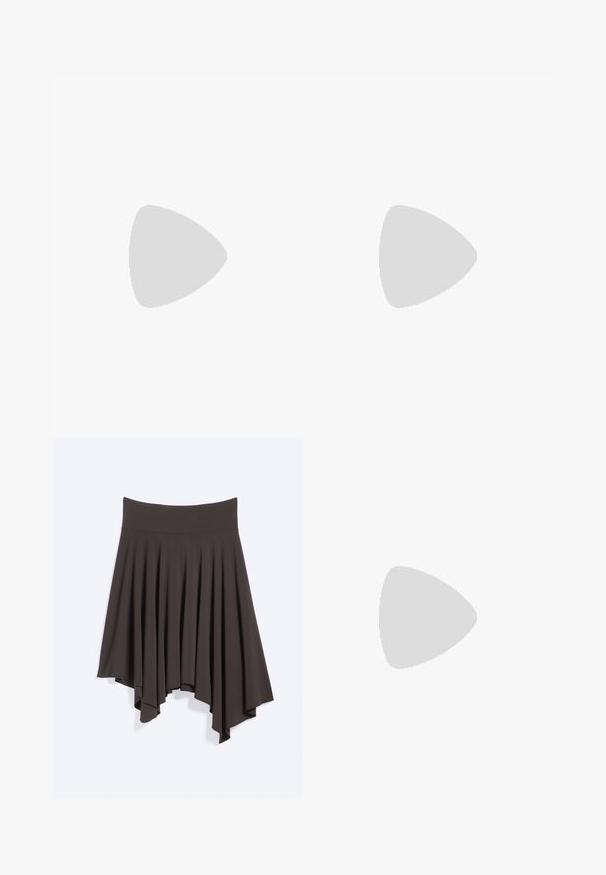 Schwarzes Kurzarmoberteil mit Rundhalsausschnitt, aus glattem Stoff. Mit Puffärmeln und lockerer Passform. Einfaches, ungeschmücktes Design.; Dunkelgrauer asymmetrischer Rock mit hohem Bund und fließendem, ungleichmäßigem Saum vor hellem Hintergrund.; Schwarzer kniehoher Lederstiefel mit spitzer Zehenpartie und niedrigem Kittenabsatz, präsentiert vor einem schlichten hellen Hintergrund.; Grüne Leder-Hobo-Tasche mit einem lässigen Design, gebogenem Griff und glatter Textur. Enthält keine sichtbaren Beschläge oder Akzente.