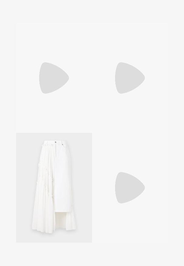 Teal drape-top, jossa on teksturoitua kangasta, säädettävät helmetolkkihihnat ja kontrastiväreillä brodeerattua yksityiskohtaa helman ympärillä.; Valkoinen hame, jossa on sekoitus eri kankaiden tekstuureja, tiukka yläosa ja volyymiltaan runsas plyysipohja, jota koristavat röyhelöt.; Mustat nahkasaappaat nilkkapituisilla, pyöreällä varvaskärjellä, elastisella sivupaneelilla ja kultaisella soljella. Teksturoitu musta kumipohja pitää hyvin kiinni.; Black Love Moschino -käsilaukku punotulla kahvalla, kultaisella vetoketjulla ja kultaisella "Love Moschino" -logolla edessä valkoista taustaa vasten.