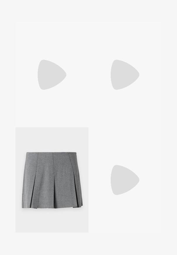 Haut noir à manches longues avec une texture côtelée, encolure ronde et détails plissés à l'avant, offrant une coupe décontractée.; Jupe mini plissée grise en tissu texturé, avec un motif à carreaux et une coupe droite agrémentée de fentes sur les côtés.; Escarpin slingback à talon haut en cuir noir avec bout pointu, boucle et détail de bride œillet à l'avant.; Sac à main en cuir noir de forme arrondie, décoré de clous argentés et équipé d'une poignée courte. Texture lisse et fermeture éclair.