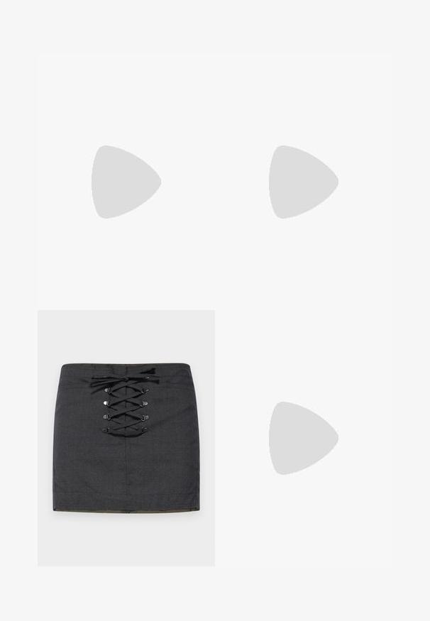 Sort bomulds t-shirt med flere rhinsten-belagte sløjfe-dekorationer på forsiden. Runde halsudskæring og korte ærmer.; Mørkegrå mini nederdel med snøredetalje foran og metallhardware. Glat tekstur, tætsiddende pasform og mid-rise talje.; Sølv slingback kitten heel sko med spids tå og glitrende rhinsten pynt på overdelen.; Øreringe i sølvtonede abstrakte bølgede hoops med en glat, reflekterende overflade og uregelmæssige organiske former.