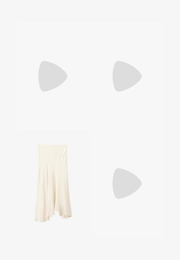 Lys beige ærmeløs sweater med ribbet rund hals, tekstureret stof og minimalistisk design; ingen synlige logoer eller mønstre.; Fløjlsfarvet flydende midinederdel med asymmetrisk kant og blød stofdrapering.; Beige åben-tå højhælet mule med en slank hæl og en bred rem over fronten, vist fra siden på en hvid baggrund.; Blød, cremefarvet læder clutch taske med samlet, rynket design og en tynd skulderrem, der hviler foran på en ensfarvet baggrund.