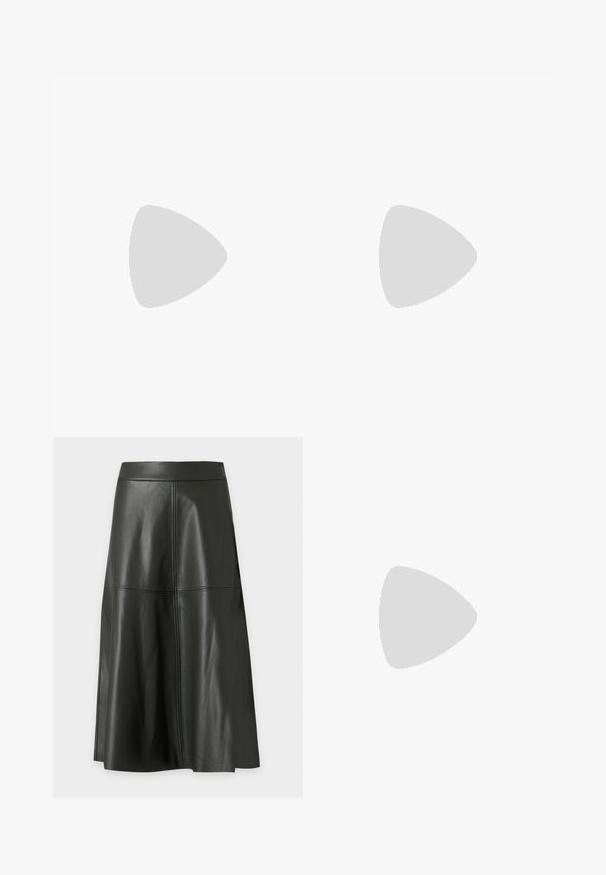 Langærmet bodysuit i mørkebrunt stof, med høj krave, glat tekstur og scoop-back design med en tætsiddende pasform.; Sort A-formet midinederdel i kunstlæder med synlige lodrette og vandrette syninger.; Sort læder stiletter med spids tå; har et metalisk guldakcent på tåkapperne. Glat overflade med et strømlinet design.; Sort Michael Kors skuldertaske i læder med toplynlås, diagonal lynlåslomme foran, klaplomme med trykknap og sølvkædedetalje.