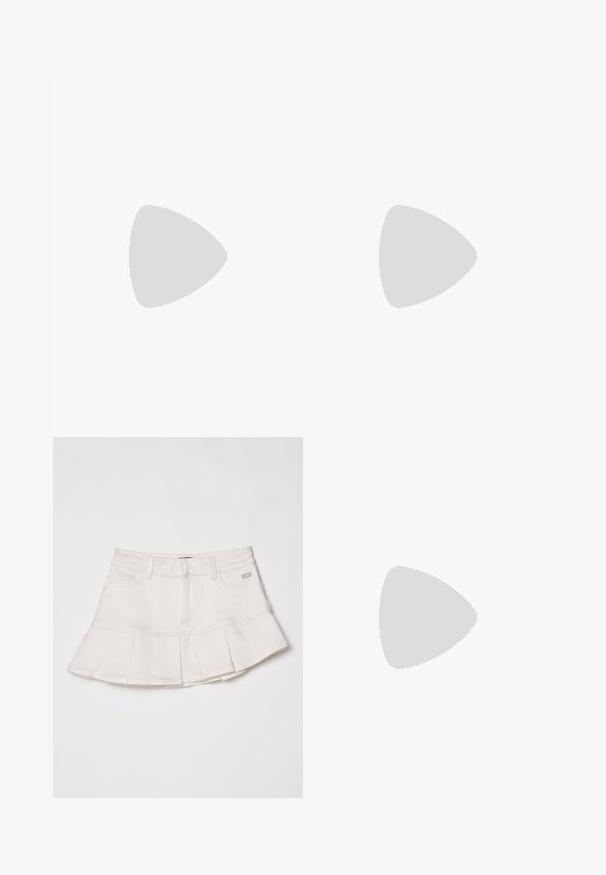 Biely bezrukávový top vyrobený z rebrovanej bavlny, s priliehavým strihom, zaobleným výstrihom a viditeľným švom po stranách.; Biely denim sukňa s priliehavým pásom a rozšíreným plisovaným lemom. Obsahuje predné vrecká a malý detail loga na páse.; Čierne šľapky s širokým zvrškom, hladkou koženou textúrou, otvorenou špičkou a zlatým akcentom na remienku. Ploché podrážky.; Malá svetlomodrá háčkovaná kabelka s krátkym ramienkom a zlatým zipsom, vystavená na jednoduchom svetlom pozadí.