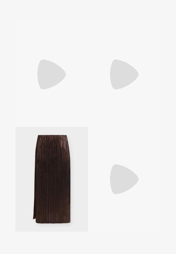 Body blanco de encaje con escote off-shoulder, mangas tres cuartos y un panel inferior suave. Presenta intrincados patrones florales.; Falda midi plisada metálica de color marrón oscuro con cintura alta y abertura lateral sobre un fondo liso claro.; Zapato de salón marrón de charol con talón descubierto, punta puntiaguda, tira en T, tacón pequeño curvado y hebilla en el tobillo sobre fondo liso.; Bolso tipo bucket de cuero liso color crema con asa larga y nombre de la marca sutilmente grabado en relieve sobre fondo liso.