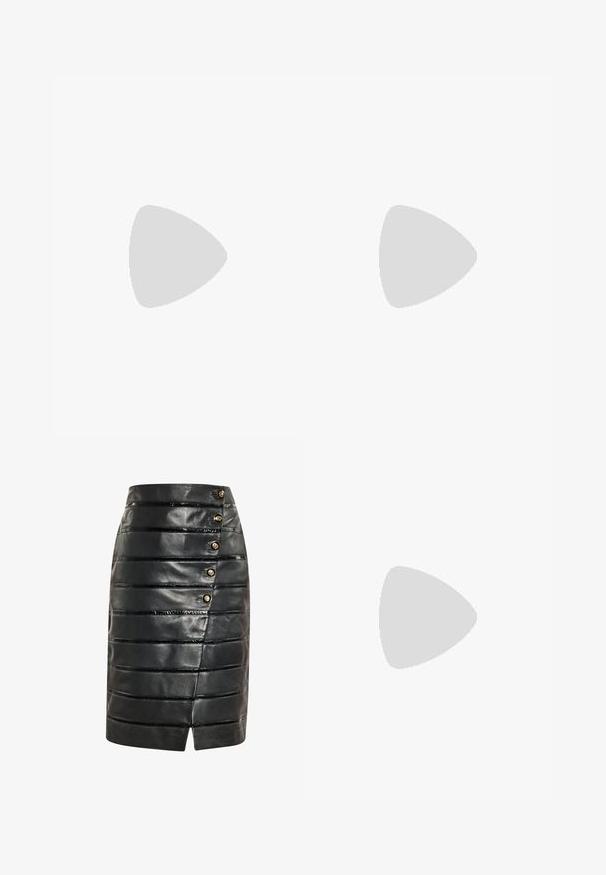 Sort langærmet top med høj hals; har tekstureret fjerkant ved ærmekanterne; lavet af blødt, elastisk stof.; Sort læderskørt med vandrette striber, guldknapper og et split-design i kanten. Har en glat tekstur og en tætsiddende silhuet.; Sort knæhøjt læderstøvle med spids tå, stilethæl og en guldkæde med logo ved anklen. Glat tekstur.; Sort læder Guess håndtaske med guldlogo og enkelt topgreb på hvid baggrund.