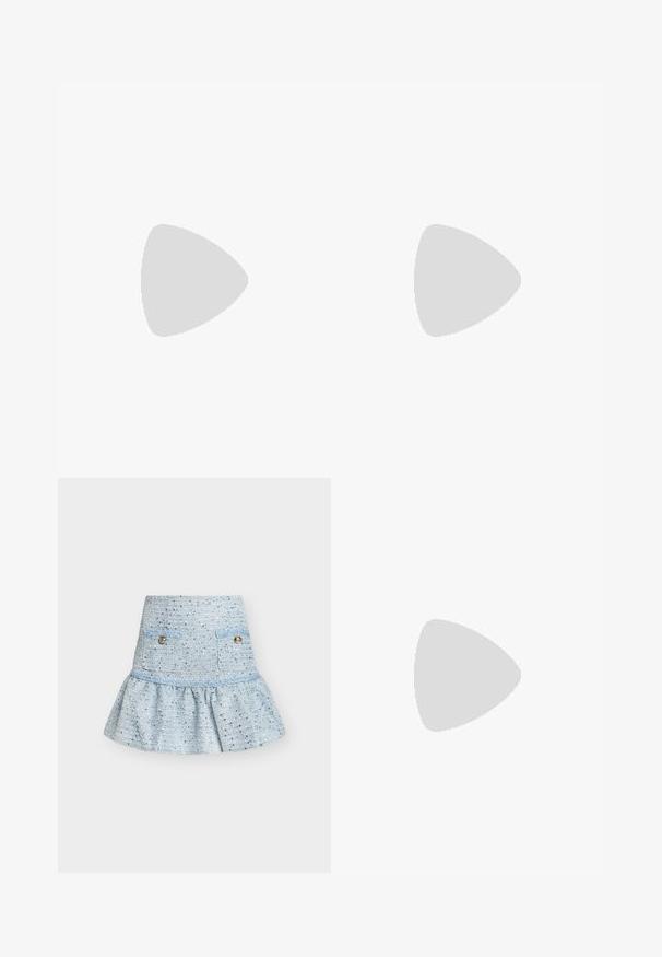 Ανοιχτό ροζ crop top με κοντά μανίκια και V-λαιμόκοψη, με την επιγραφή «Juicy» από στρας στο κέντρο του στήθους.; Μίνι φούστα από γαλάζιο τουίντ με καμπυλωτό τελείωμα, δύο μπροστινές τσέπες και χρυσά κουμπιά.; Μαύρο παπούτσι από πατενταρισμένο δέρμα με ψηλή φτέρνα, τετράγωνη μύτη, λουρί στον αστράγαλο και χρυσό κούμπωμα σε άσπρο φόντο.; Τσάντα με floral σχέδιο και καμπύλο σχήμα, κυρίως εκρού με ροζ τριαντάφυλλα, με ροζ λουράκι και ασημένια διακοσμητική λεπτομέρεια με λογότυπο. Ομαλή υφή.