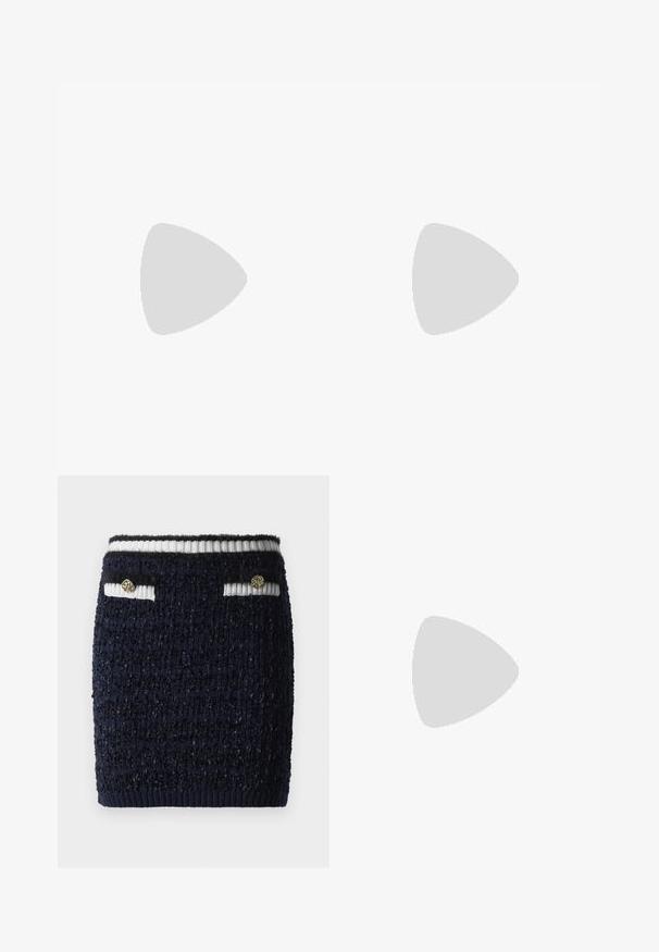 Čierny crop top bez ramien s nariasenými krátkymi rukávmi a rovným výstrihom na jednoduchom svetlom pozadí.; Námornícky modrá textúrovaná mini sukňa s rebrovanym bielym a námornícky modrým pásom a dvoma malými prednými vreckami, z ktorých každé má zlatý dekoratívny gombík.; Čierne lakované kožené slingback lodičky s otvorenou špičkou, obsahujúce štíhlu pätu a značkový detail na remienku.; Strieborná kabelka so štruktúrovaným dizajnom, s dvoma ušami, lesklou textúrou, akcentovaným hardvérom a trojuholníkovým logom na prednej strane.