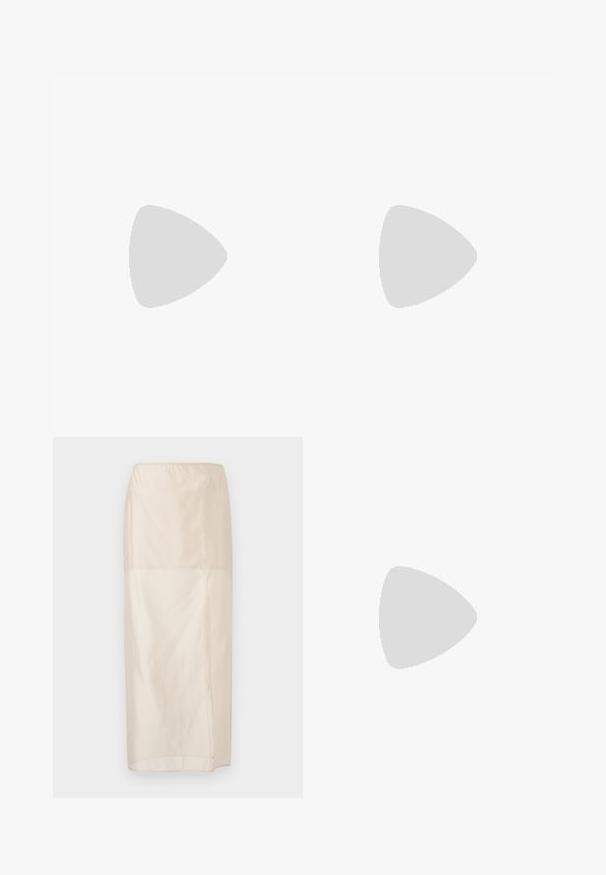 Sort langærmet polo-shirt med ribbet struktur, knaplukning og et subtilt logo. Har en klassisk krave-design.; Lang beige gennemsigtig nederdel med elastisk taljebånd og en sideslids, vist fladt på en hvid baggrund.; Sort laklæder slingback-sko med kitten-hæl, spids tå, udskårne sider, spænde rem og cirkulært metal detalje på tåen.; Sorte læderhåndtaske med quiltet design, sølvfarvet kædestrop og et fremtrædende sølvfarvet "AX" logo på fronten. Kompakt rektangulær form.