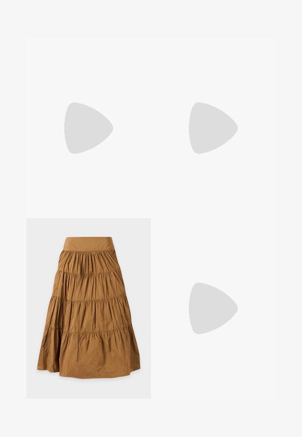 Haut marron sans manches en tissu côtelé avec un décolleté en V profond orné de dentelle noire et une petite étiquette de marque visible au niveau de l'encolure.; Jupe maxi marron à étages avec des couches froncées et une large ceinture, en tissu léger.; Sandale à talon haut noire avec une bride étroite à la cheville, bout carré, cuir lisse et accent de boucle métallique.; Petit sac pochette en cuir bordeaux avec fermoir métallique argenté et bracelet sur fond blanc.
