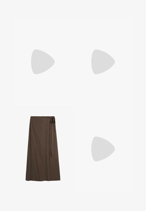 Korte mouwen, rondhals T-shirt in lichtbeige katoen. Eenvoudig ontwerp met een losse pasvorm en zonder zichtbare patronen of accenten.; Lange donkerbruine wikkelrok met zijstriksluiting en glad, vloeiend stof.; Witte Adidas Spezial sneaker met zwarte strepen en gumzool, zwevend boven grijze stenen trappen buiten.; Bruine baret van textuurstof met een subtiel bloemig kanten patroon, bovenaan bijeengehouden, liggend op een wit oppervlak.