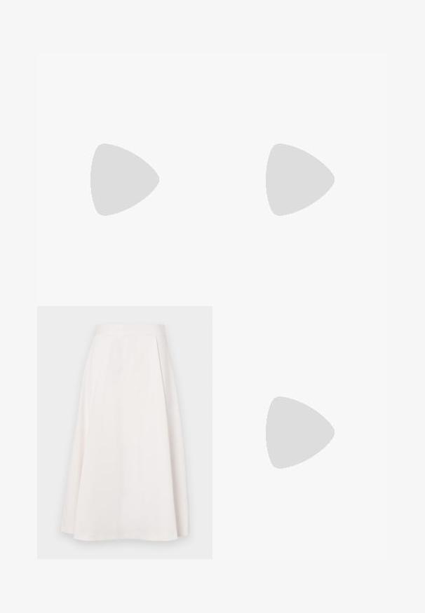 Sort langærmet bodystocking med høj hals og subtil tekstur. Har en lynlås bagpå og en thong-bunddesign.; En knælang, hvid A-line nederdel lavet af glat stof, med en flad talje og subtile plisseringer for ekstra form og bevægelse.; Sort flad lædersko med spidst tåparti og lav hæl, vist i sideprofil mod en hvid baggrund.; Cremefarvet læder skuldertaske med flaplukning, sølvfarvet beslag, en enkelt justerbar rem og diskrete logodetaljer.