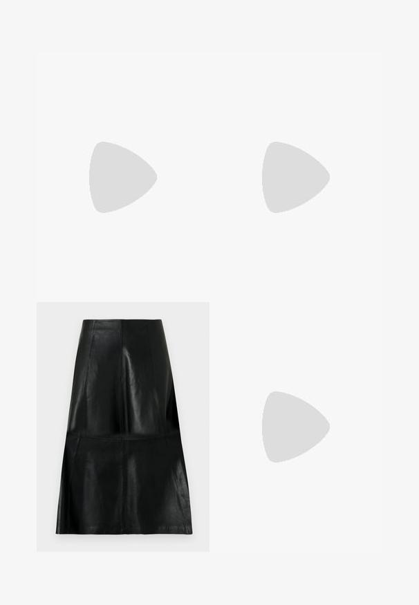Tirante negro hecho de una tela suave con un escote redondeado y tirantes anchos. Presenta una forma ajustada y un diseño limpio y sin costuras.; Falda de cuero negra hasta la rodilla con costuras de paneles verticales y horizontales, ligeramente acampanada en la parte inferior.; Cuña de tacón con tira trasera en piel charol negra, puntera puntiaguda y hebilla delgada ajustable en el talón.; Bolso de mano de cuero negro de Armani Exchange con dos asas, colgante plateado A|X y correa de hombro desmontable sobre un fondo claro y liso.
