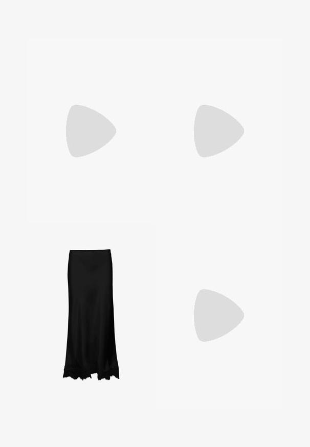 Top negro de manga larga fabricado en tejido acanalado, con un detalle de encaje con volantes en el escote y los puños. Diseño de cuello redondo simple.; Falda de satén negra con textura suave, con un dobladillo de encaje de bordes ondulados. Silueta simple y larga sin adornos.; Botas de cuero negro hasta la rodilla con un acabado brillante, punta afilada y un tacón de aguja delgado. Presentan una parte superior ajustada con detalles de costura.; Bolso de mano con rayas verticales marrones y blancas con asas dobles y correa de hombro desmontable sobre fondo blanco liso.