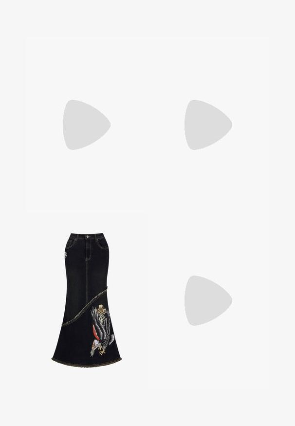 Top de tirantes negro de ganchillo con escote en V, tirantes delgados y un patrón texturizado con filas uniformes. Ideal para capas o para un uso casual.; Falda de mezclilla negra con un diseño acampanado, que presenta un águila bordada y una rosa en la parte inferior, con dobladillo deshilachado y costuras en contraste.; Sandalia plana de cuero marrón oscuro con tiras finas, hebilla en el tobillo y detalles de ojales en tono dorado en la tira de los dedos, presentada sobre fondo blanco.; Bolso de hombro de cuero negro con forma curva, adornado con tachuelas plateadas en el frente y un acabado texturizado. Presenta un solo asa.